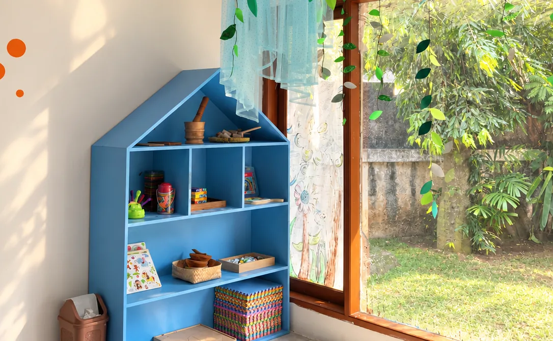 A colourful play corner with a bookshelf, toys and storage baskets